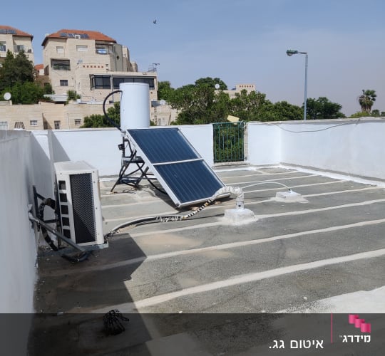 איטום גג שטוח ביריעות ביטומניות והלבנת תפרים ומעקות